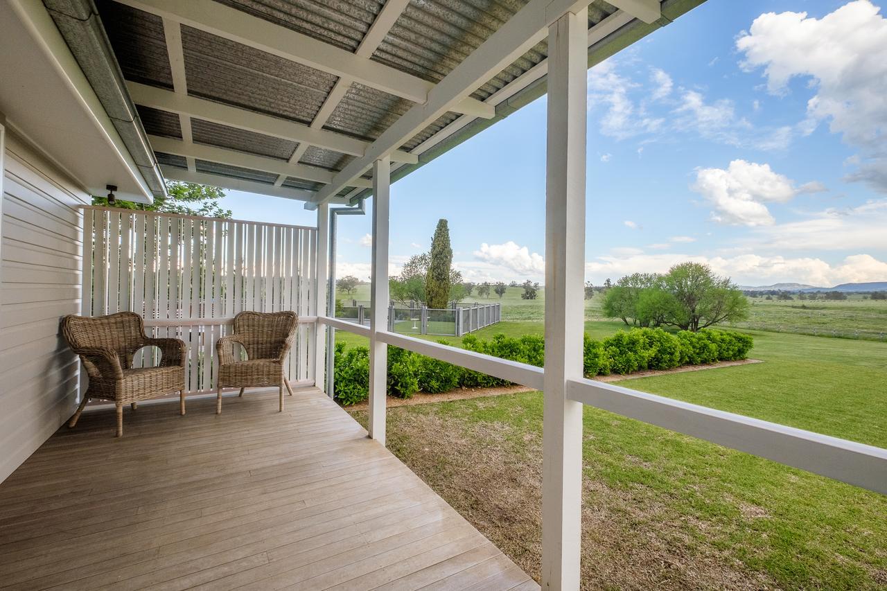 Hotel Goonoo Goonoo Station Tamworth Exterior foto A view from the balcony of a two-bedroom apartment at the Village at the Park