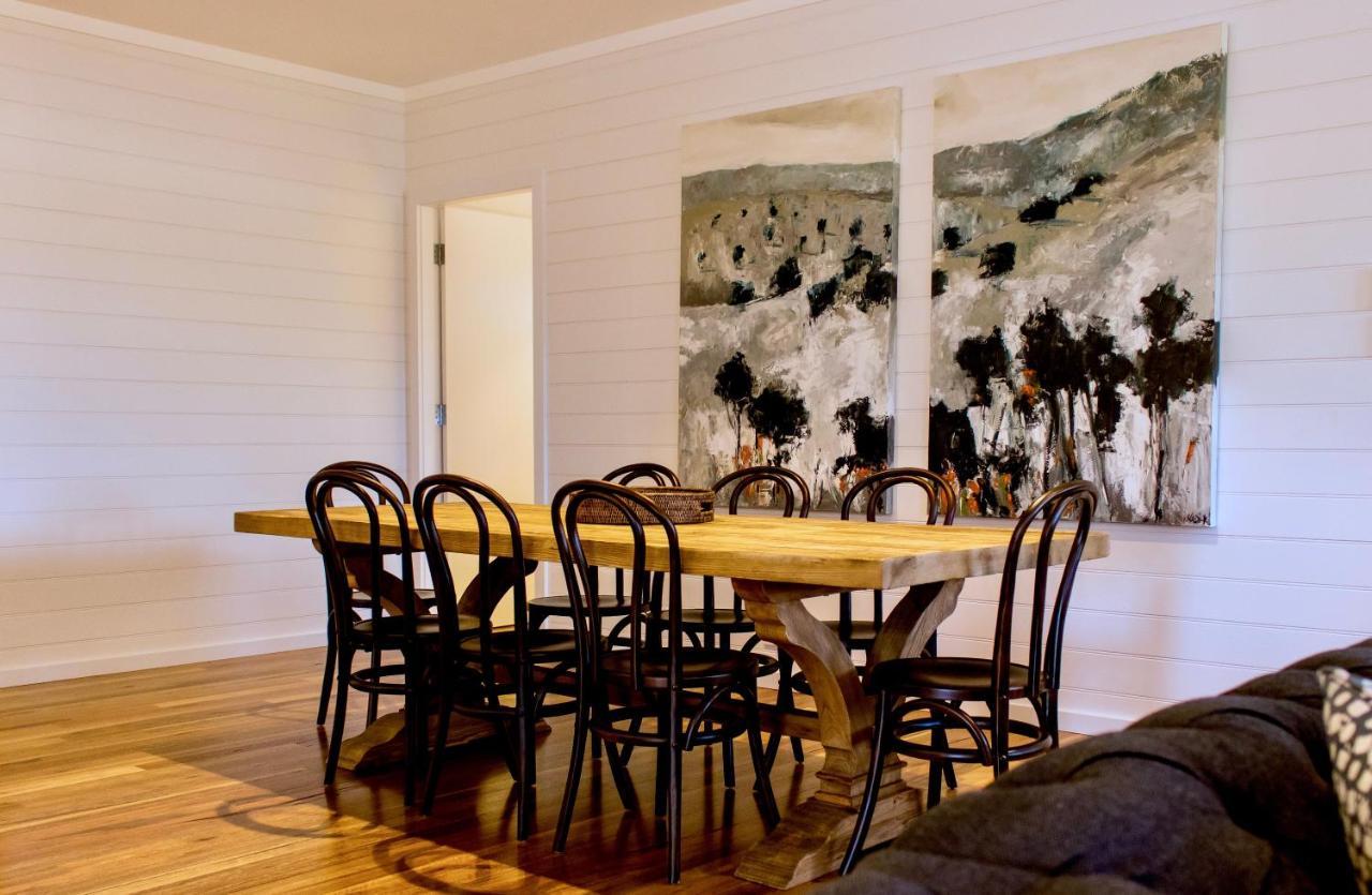 Hotel Goonoo Goonoo Station Tamworth Exterior foto A dining room with a Thonet chair set